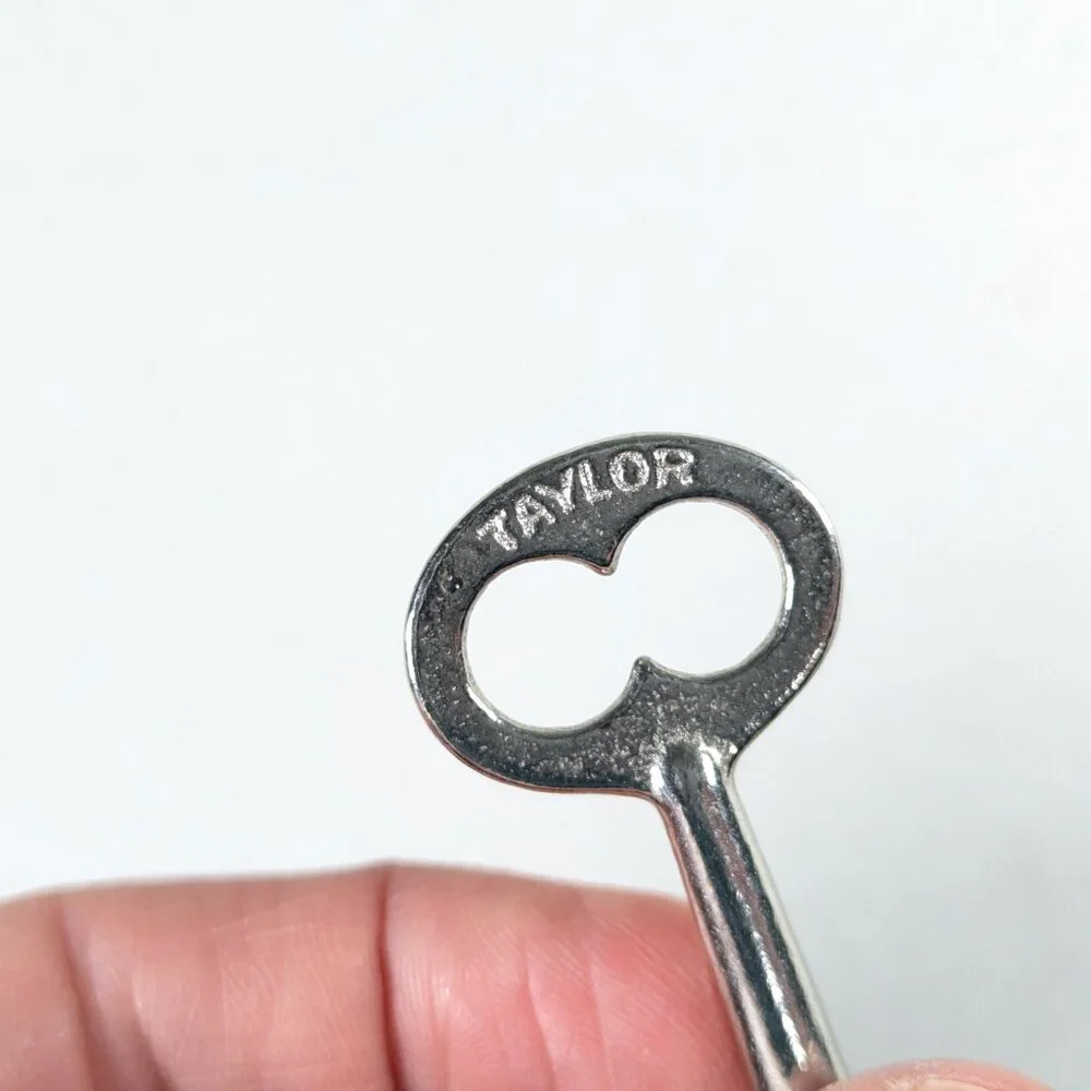 Vintage skeleton Key pendant TAYLOR 524, home decor, vintage latch key - Picture 4 of 6